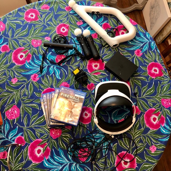 PS4 VR w/ games & VR gun included - Picture 2 of 12